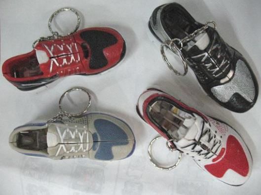 TRANSFORMERS LLAVERO ZAPATILLA TRANSFORMABLE