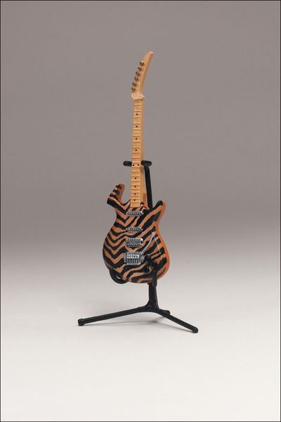 GUITAR HERO GUITARRA 12CM WAVE 1 - FRYDAZE (TIGER STRIPES)