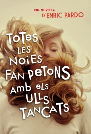 Totes les noies fan petons amb els ulls tancats