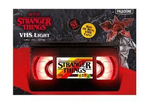 STRANGER THINGS LMPARA CINTA VHS LOGO