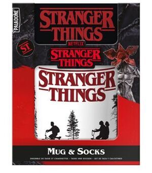 STRANGER THINGS SET TAZA Y CALCETINES LOGO