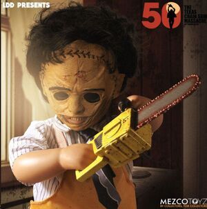 LA MASACRE DE LA MOTOSIERRA DE TEXAS 1974 FIGURA LIVING DEAD DOLLS EDICION DELUXE 26;5 CM