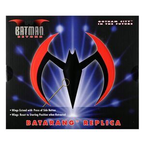 Portada de BATMAN BEYOND RÉPLICA 1/1 BATARANG (ROJO) 20 CM DC COMICS
